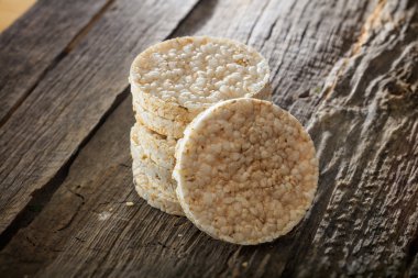 Eski ahşap yüzeyde ayarla tahıl gofret 