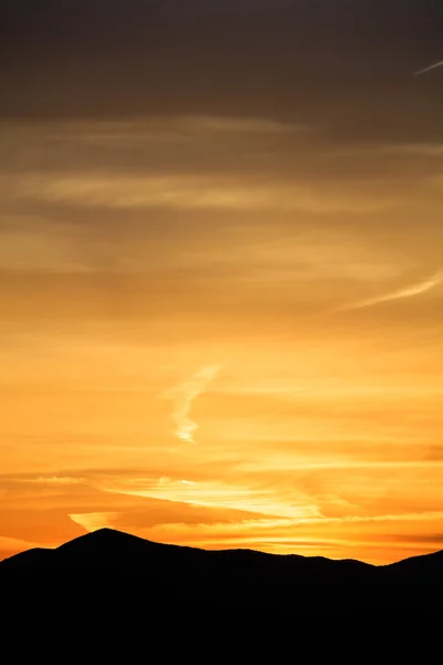 Majestic vivid sunset/sunrise over dark mountains silhouettes — Stock Photo, Image