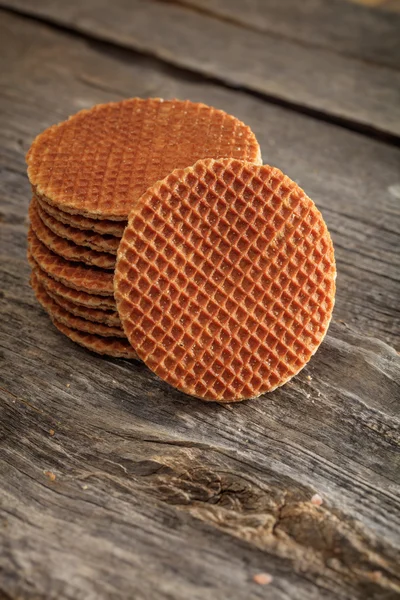 Biscoitos wafer doce definido na superfície de madeira velha — Fotografia de Stock