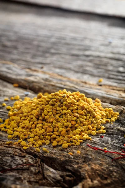 Pieu de pollen d'abeille posé sur une vieille surface en bois — Photo