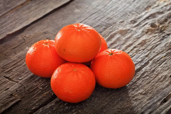 Mandarines entières sur la table — Photo
