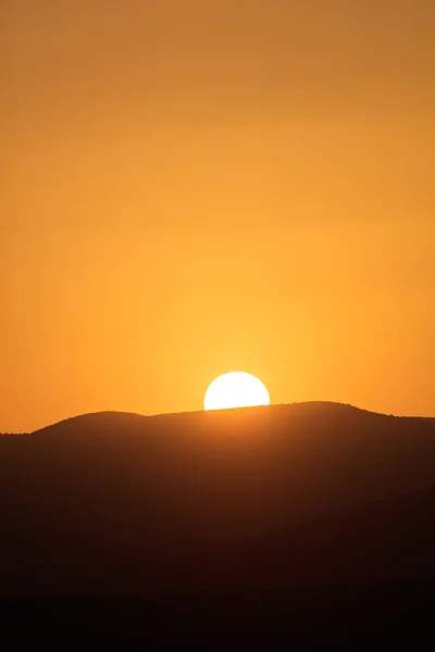 Hermosa vista al sol que baja en las montañas — Foto de Stock