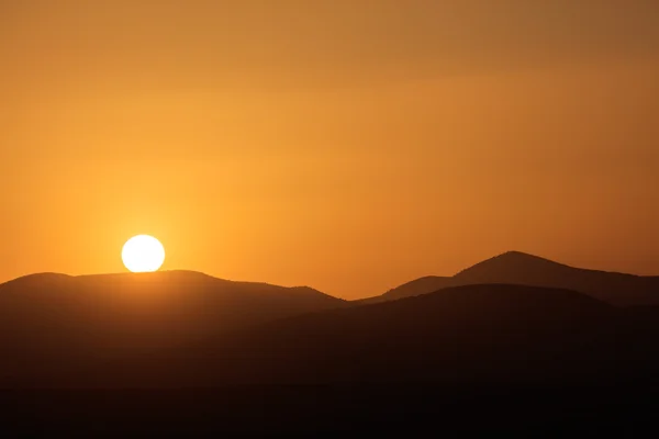 Pôr do sol sobre montanhas — Fotografia de Stock