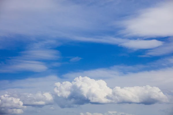 Nubes esponjosas en el cielo azul — Foto de Stock