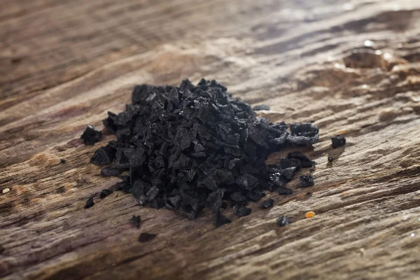 Куча черной соли на столе — стоковое фото