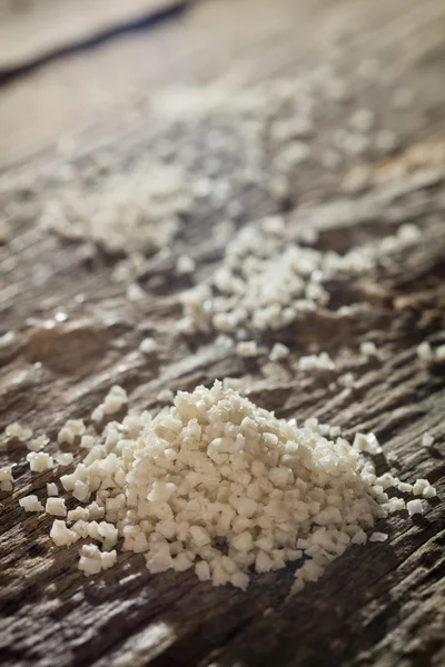 Sal cinzento na mesa de madeira — Fotografia de Stock