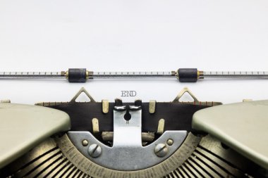 Beyaz sayfa üzerinde büyük harflerle son sözü