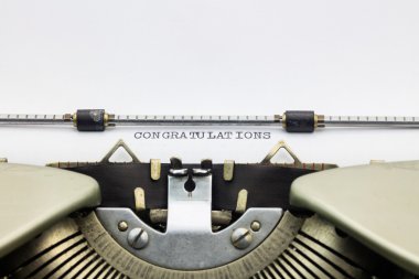 Tebrikler kelime beyaz kağıt üzerinde