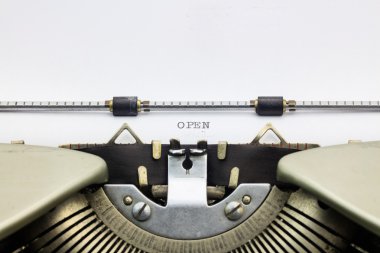 Word açık beyaz kağıt üzerinde