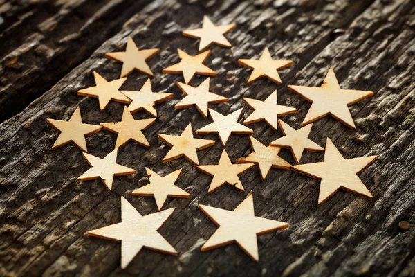 Estrellas talladas en madera sobre corteza de árbol — Foto de Stock