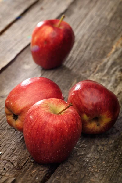 Pommes rouges, sur la surface en bois . — Photo