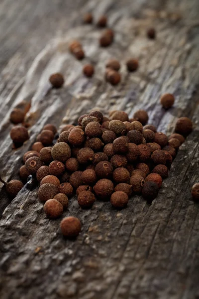 En hög med kryddpeppar, på träytan. — Stockfoto