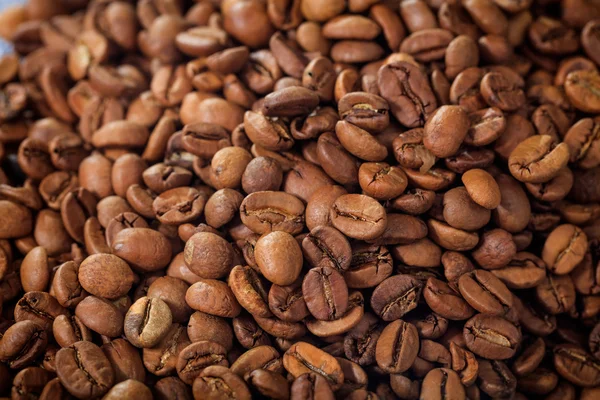 Roasted coffee beans background — Stock Photo, Image