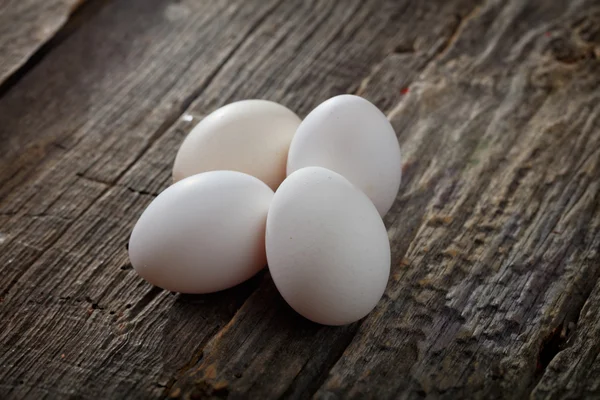 Ouă de pui alb, pe suprafața de lemn — Fotografie, imagine de stoc