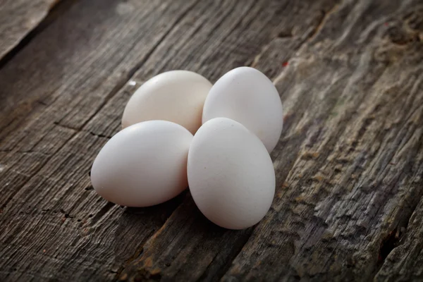 Œufs de poulet blancs, sur surface en bois — Photo