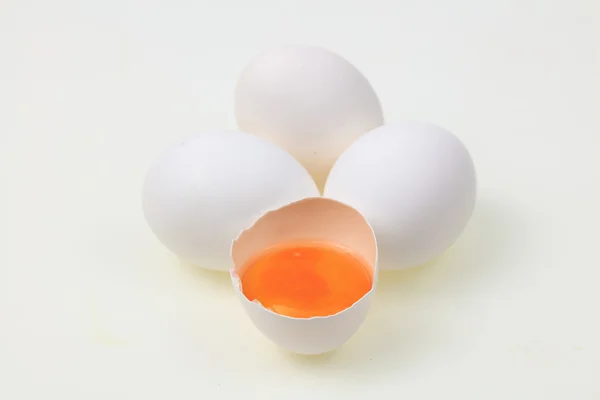 白羽鸡鸡蛋，白色背景上孤立. — 图库照片