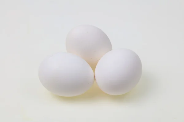 Huevos de pollo blancos, aislados sobre fondo blanco . — Foto de Stock