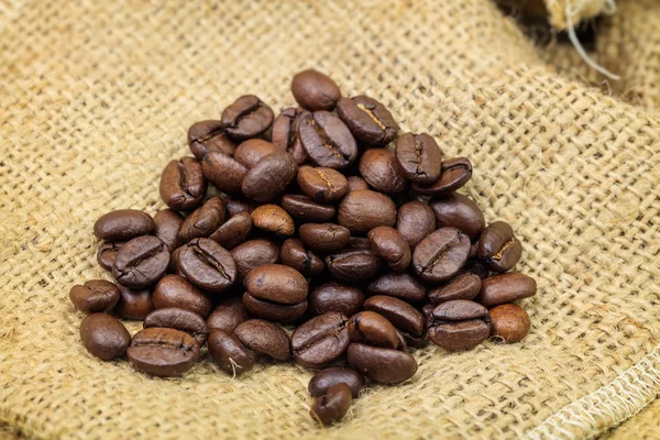 Palonych ziaren kawy na tle worze — Zdjęcie stockowe