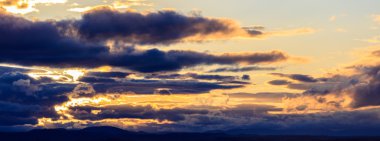 Gün batımında bulutlu cennet