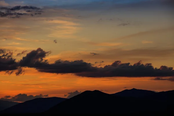 Scena idilliaca della silhouette delle montagne sotto il cielo della sera — Foto Stock