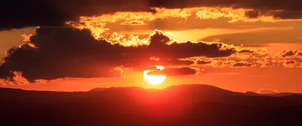 Luz solar vibrante nas montanhas — Fotografia de Stock