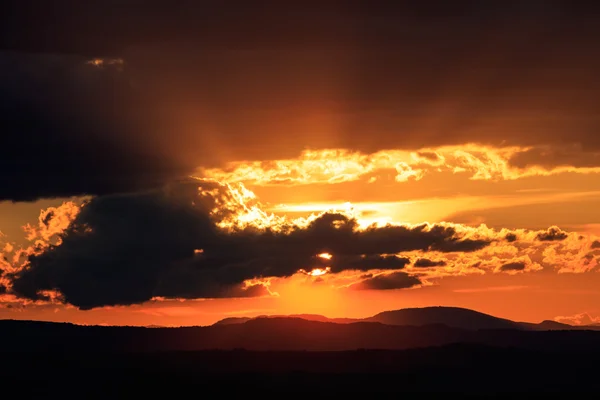 Sol brilhando através das nuvens da noite — Fotografia de Stock