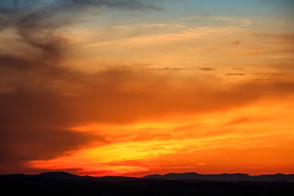 Pulzující západ slunce nad krajinou — Stock fotografie
