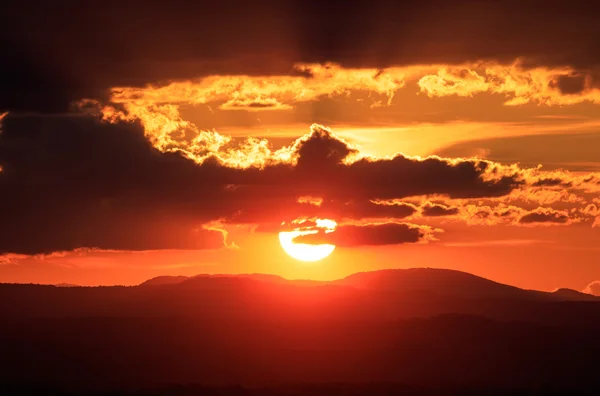 Dramatický západ slunce v horách — Stock fotografie
