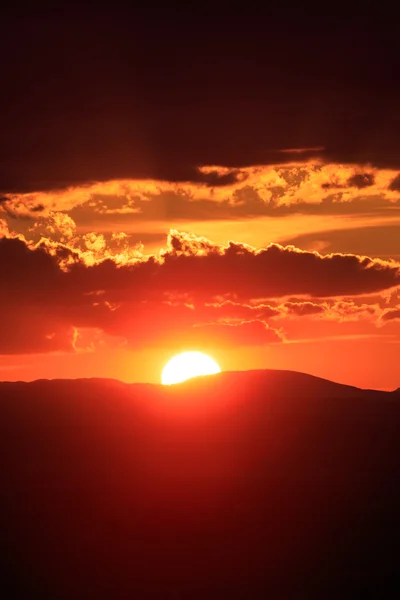 The sun going down the mountain — Stock Photo, Image