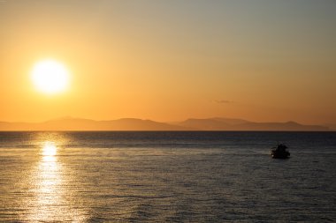 Durgun su güneş ışığı üzerinde yelken tekne