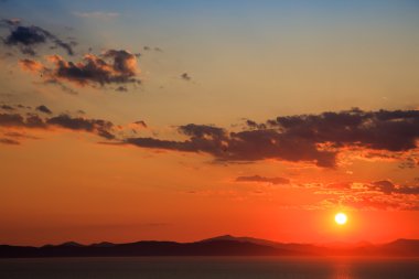 Parlak sarı güneşin altında akşam gökyüzü