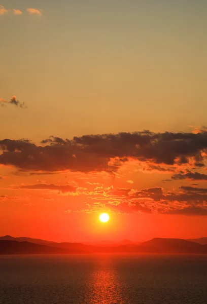 Lebendiger Sonnenuntergang über dem Meer — Stockfoto