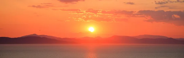 Φωτεινό ηλιοβασίλεμα στο Θαλασσογραφία — Φωτογραφία Αρχείου