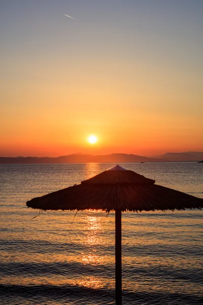 Plaj şemsiyesi güneş ışığı altında — Stok fotoğraf