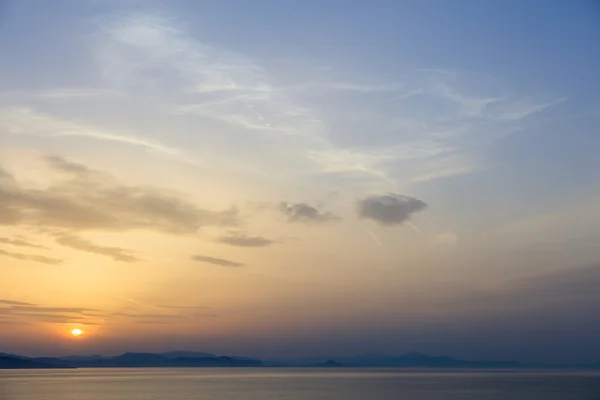 Schöne Aussicht auf den Abendhimmel über dem Meer — Stockfoto