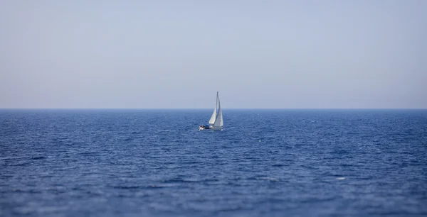 Lonely yacht sailing in sea — Stock Photo, Image