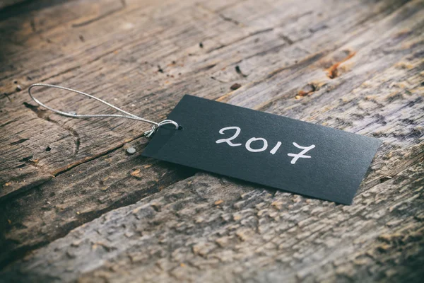 Primo piano della targhetta prezzi con spago e testo "2017" su sfondo di legno — Foto Stock