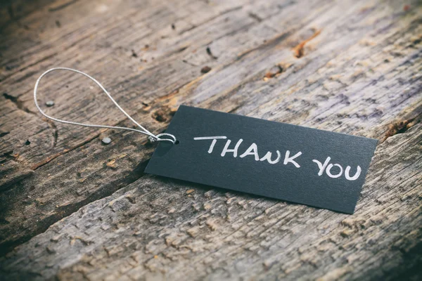 Closeup oceňování značky s provázkem a "Thank you" text na dřevěné pozadí — Stock fotografie