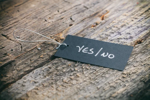 Close-up van het label met touw en "Ja/nee" tekst prijzen op houten achtergrond — Stockfoto