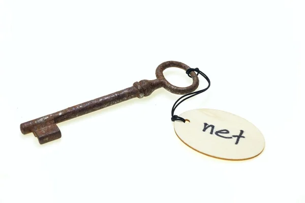 Una etiqueta de madera con texto "neto" sobre una vieja llave oxidada, aislada sobre fondo blanco —  Fotos de Stock