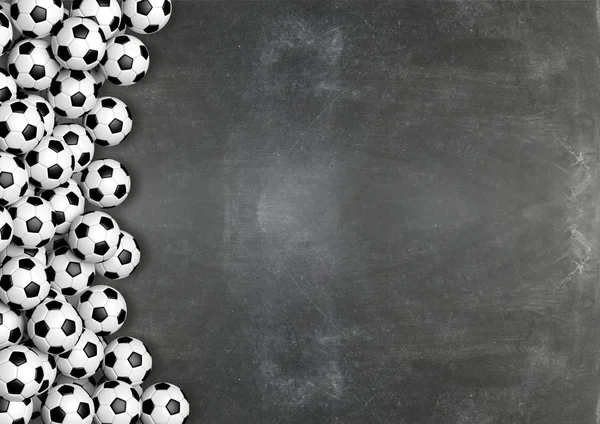Футбольные мячи на фоне доски с копировальным пространством. — стоковое фото