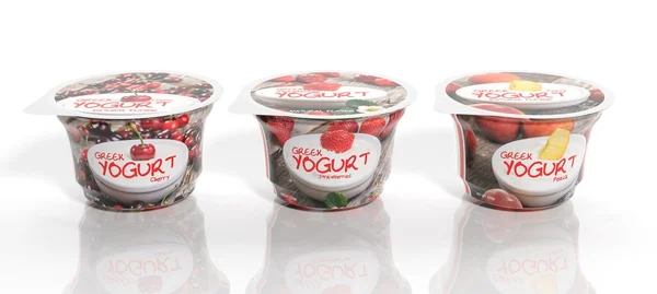 Rendu 3D de trois fruits Yogourt emballage gobelets en plastique, isolé sur fond blanc . — Photo