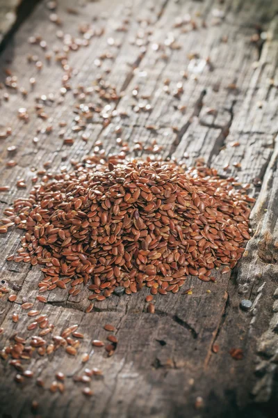 Heap of flax seeds, on wooden surface. — Stock Photo, Image