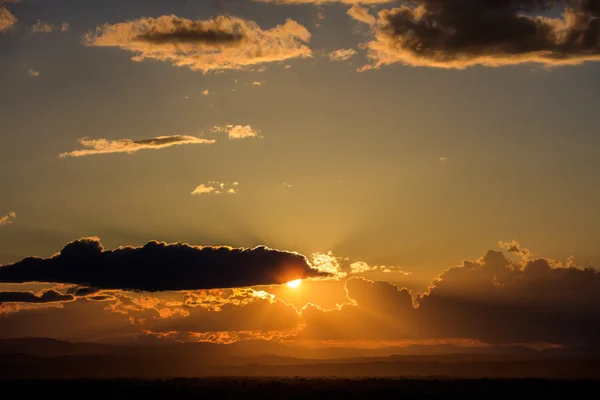 Fenséges élénk sunset/sunrise sötét, nehéz felhők és beszűrődik — Stock Fotó