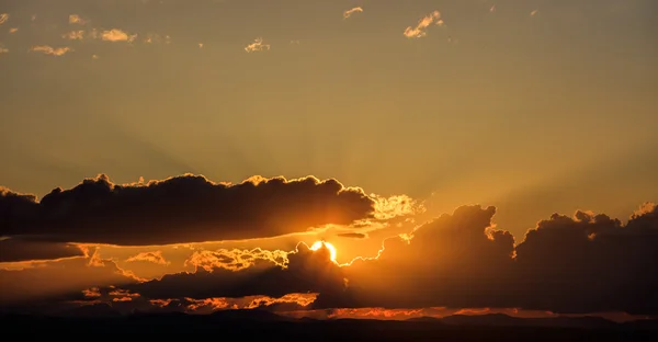 Majestic vivid sunset/sunrise with dark heavy clouds and sunrays — Stock Photo, Image