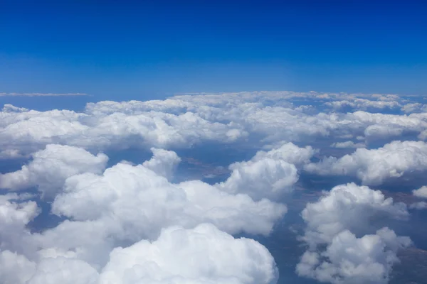 Niekończące się białe chmury pokrycie warstwą atmosfery — Zdjęcie stockowe
