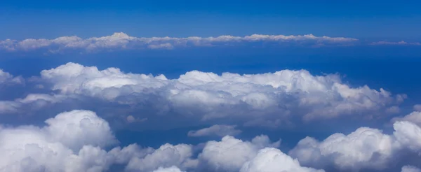 Nuvens brancas flutuando no céu — Fotografia de Stock