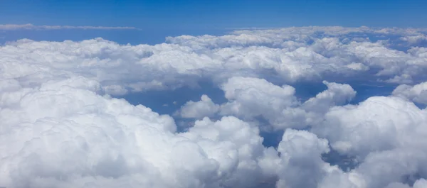 Panorama z nekonečné bílé mraky pokrývající půdu — Stock fotografie