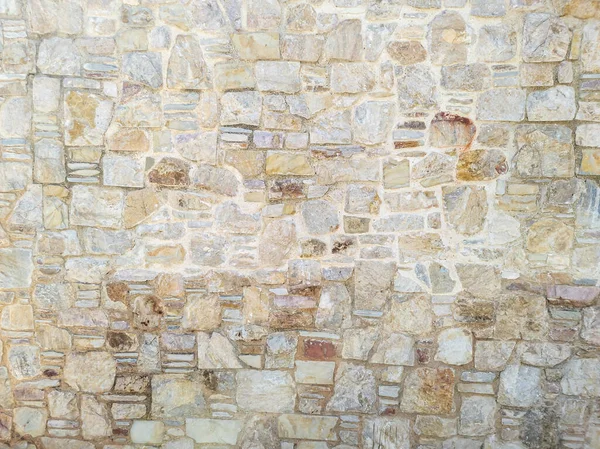石工の概念 古い風化した外側の強い石の背景のテクスチャ 床ベージュ茶色の灰色の空の背景 セメント固体構造に接続されている岩 国境柵 — ストック写真