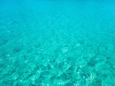 Yunanistan 'daki güzel, kristal kadar berrak Ege Denizi.